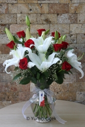 Beyaz Lilyum : 6 Dal , Kırmızı Gül : 9 Adet  Sevdiklerinize cam vazoda mis kokulu lilyumlar ve aşk dolu kırmızı güller ile sürprizlerin en güzelini yaşatın.  Yaklaşık Ürün Boyutu : 60 cm